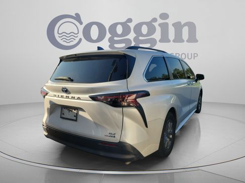 Used 2023 Toyota Sienna XLE FWD image 4