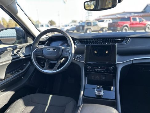 Used 2024 Jeep Grand Cherokee Laredo image 17