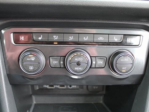 Certified 2020 Volkswagen Tiguan SE w/ Panoramic Sunroof Package image 18