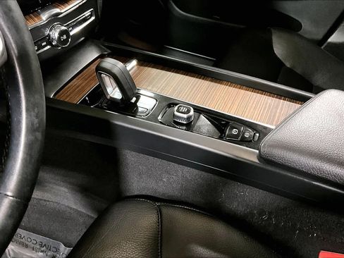 Used 2022 Volvo XC60 B5 Momentum w/ Climate Package image 17