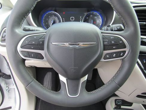 Used 2024 Chrysler Pacifica Touring-L FWD image 26