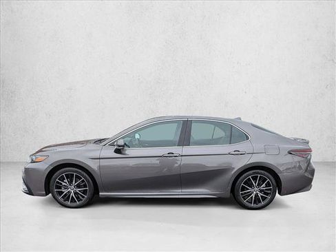 Used 2024 Toyota Camry SE image 9