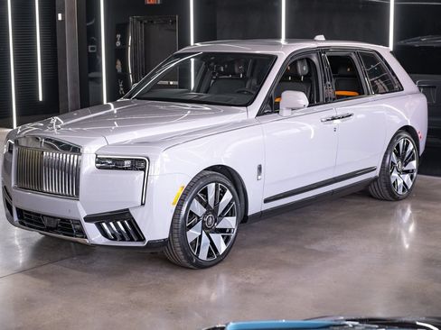 Used 2026 Rolls-Royce Cullinan AWD/4WD image 2