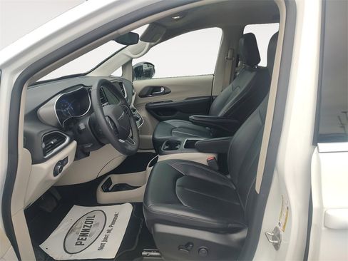 Used 2024 Chrysler Pacifica Touring-L image 9