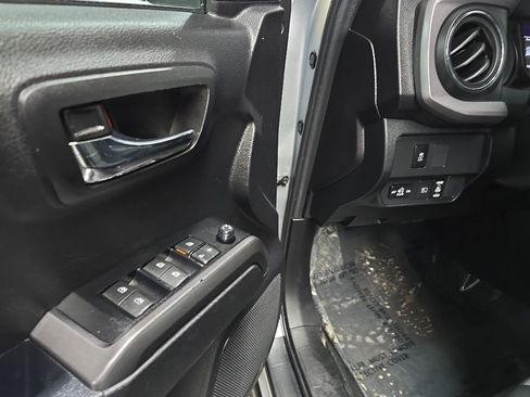 Used 2023 Toyota Tacoma TRD Off-Road w/ Technology Package AWD/4WD image 27
