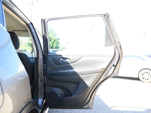 Used 2018 Nissan Rogue S AWD/4WD image 21
