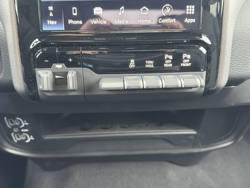 Used 2024 RAM 2500 Big Horn w/ Sport Appearance Package image 8