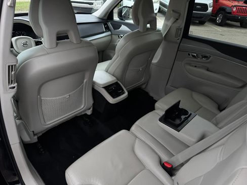 Used 2021 Volvo XC90 T5 Momentum w/ Climate Package FWD image 16