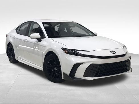 Used 2026 Toyota Camry SE FWD image 1