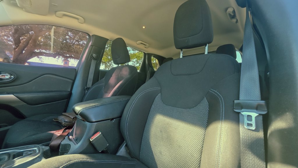 Used 2019 Jeep Cherokee Latitude w/ Popular Appearance Group FWD image 29
