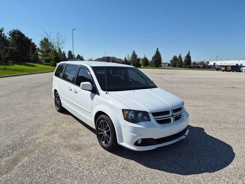 Used 2017 Dodge Grand Caravan GT FWD image 3