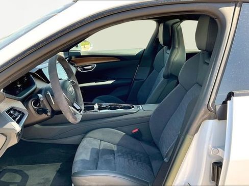 Used 2023 Audi e-tron GT Premium Plus image 27