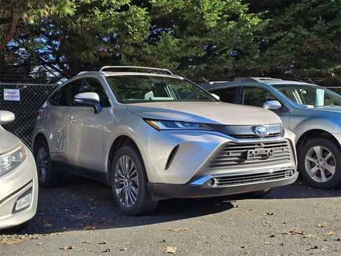 Used 2023 Toyota Venza Limited image 1