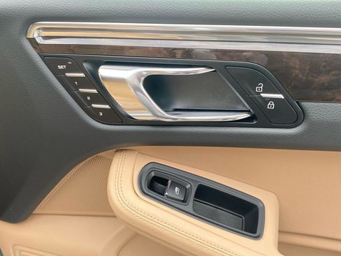 Certified 2025 Porsche Macan image 18