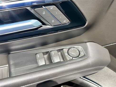 Used 2025 Chevrolet Suburban Z71 AWD/4WD image 18