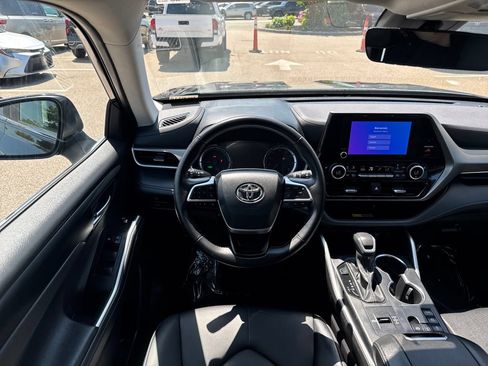 Used 2025 Toyota Highlander XLE AWD/4WD image 14