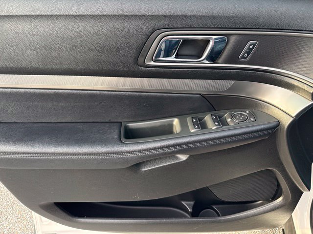 Used 2018 Ford Explorer XLT w/ Equipment Group 202A AWD/4WD image 11