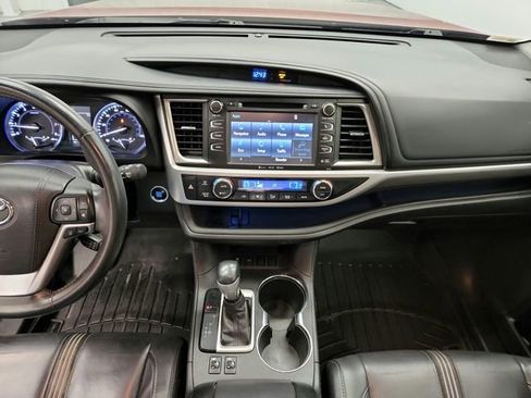 Used 2017 Toyota Highlander SE FWD image 26