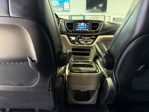 Used 2020 Chrysler Pacifica Touring-L FWD image 16