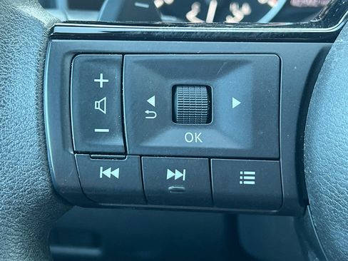 Used 2023 Nissan Rogue SV image 31