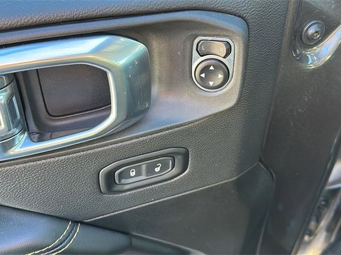 Used 2025 Jeep Wrangler Unlimited Sahara image 13