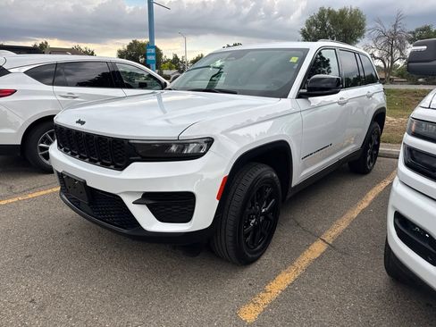 Used 2025 Jeep Grand Cherokee Altitude AWD/4WD image 1