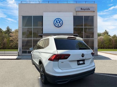 Certified 2022 Volkswagen Tiguan SE w/ Panoramic Sunroof Package image 3