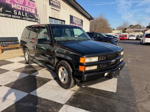 Used 2000 Chevrolet Tahoe Limited w/ Comfort & Security Pkg image 3