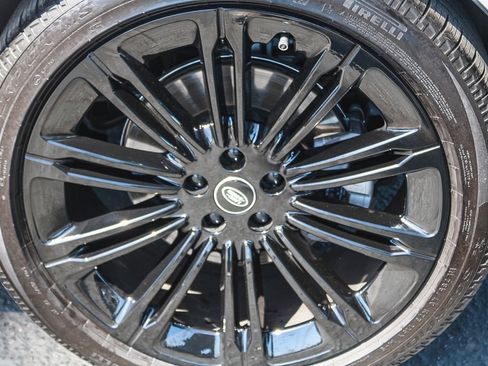 Used 2025 Land Rover Range Rover SE AWD/4WD image 11