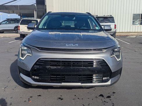 Used 2023 Kia Niro SX Touring image 9