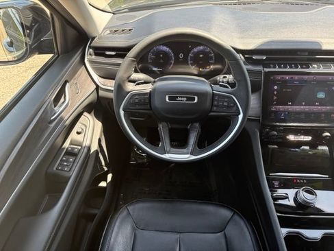 Used 2023 Jeep Grand Cherokee Limited w/ Black Appearance Package AWD/4WD image 11