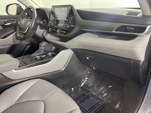 Certified 2022 Toyota Highlander XLE image 32