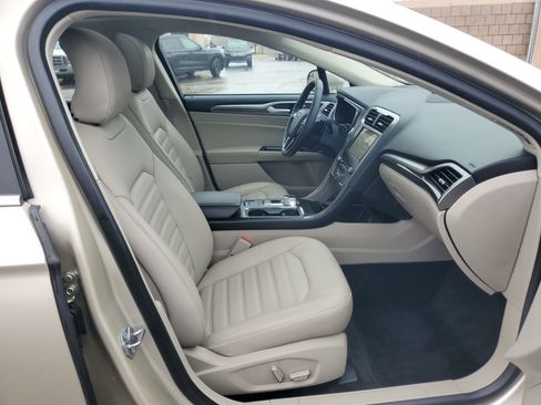 Used 2018 Ford Fusion SE w/ Fusion SE Technology Package image 9