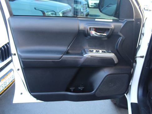 Used 2019 Toyota Tacoma TRD Sport w/ Technology Package RWD image 18