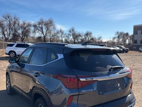 Used 2023 Kia Seltos EX image 3