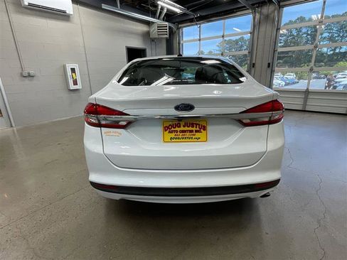 Used 2018 Ford Fusion SE FWD image 4