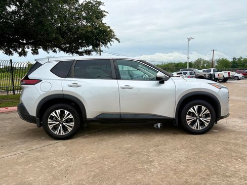 Used 2022 Nissan Rogue SV FWD image 2
