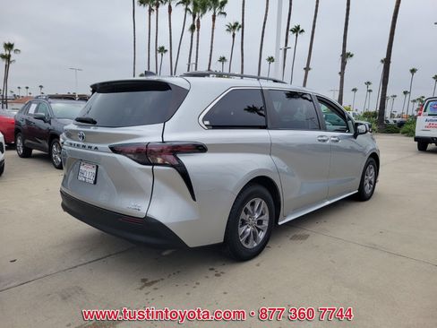 Used 2023 Toyota Sienna XLE FWD image 4
