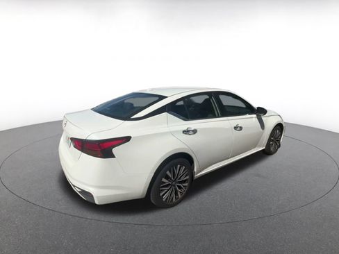 Used 2025 Nissan Altima 2.5 SV FWD image 14