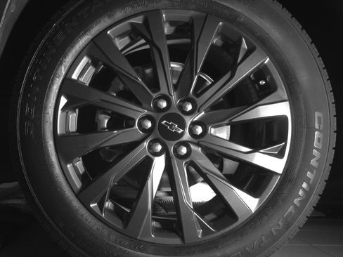 Used 2023 Chevrolet Traverse LT FWD image 9