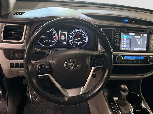 Used 2017 Toyota Highlander XLE w/ Carpet Mat Package AWD/4WD image 18