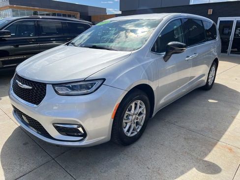 Used 2024 Chrysler Pacifica Touring-L FWD image 3