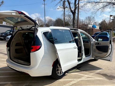 Used 2024 Chrysler Pacifica Touring-L image 12