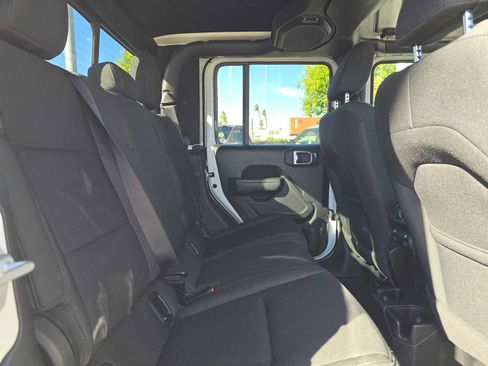 Used 2021 Jeep Gladiator Sport image 12