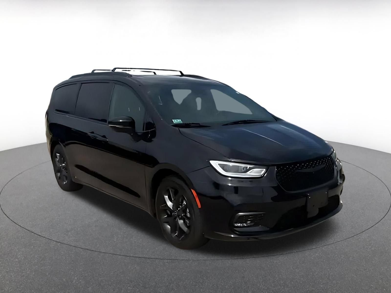 Used 2025 Chrysler Pacifica Limited FWD image 2