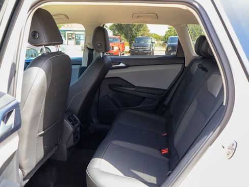 Used 2024 Volkswagen Taos SE FWD image 9