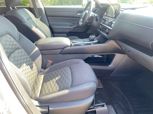 Used 2022 Nissan Pathfinder SV w/ SV Premium Package AWD/4WD image 32