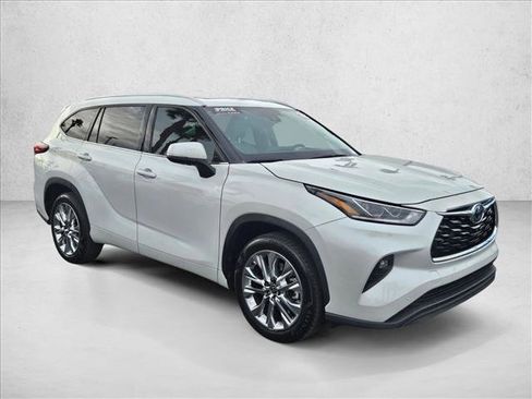 Used 2022 Toyota Highlander Limited image 3