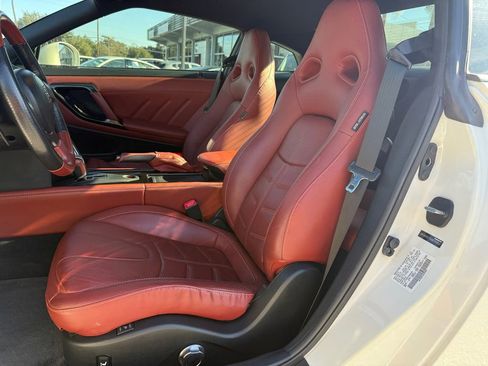Used 2016 Nissan GT-R Premium image 12