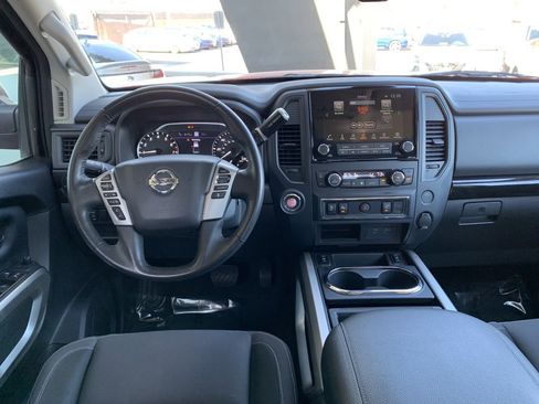 Used 2022 Nissan Titan SV w/ SV Convenience Package image 18